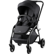Wózek Britax Romer Rio 2w1 w kolorze Carbon Black, widok pod kątem. Siedzisko spacerowe jest ustawione przodem do kierunku jazdy, z widocznym pałąkiem i pięciopunktowymi pasami bezpieczeństwa.
