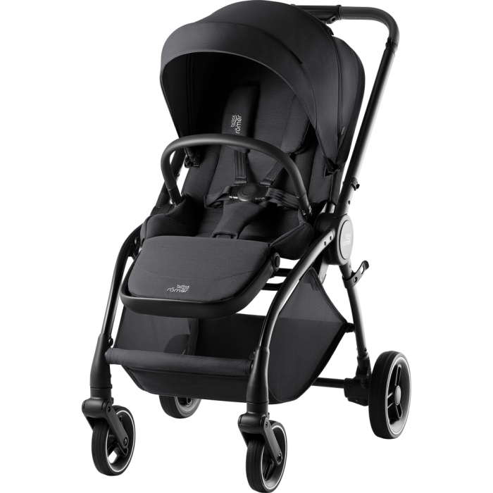 Wózek Britax Romer Rio 2w1 w kolorze Carbon Black, widok pod kątem. Siedzisko spacerowe jest ustawione przodem do kierunku jazdy, z widocznym pałąkiem i pięciopunktowymi pasami bezpieczeństwa.
