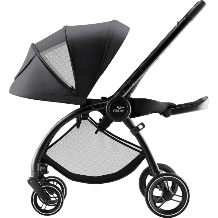 Wózek Britax Romer Rio 2w1 z siedziskiem rozłożonym na płasko (pozycja leżąca), widok z boku. Siedzisko jest zamontowane tyłem do kierunku jazdy, a budka posiada okienko wentylacyjne.