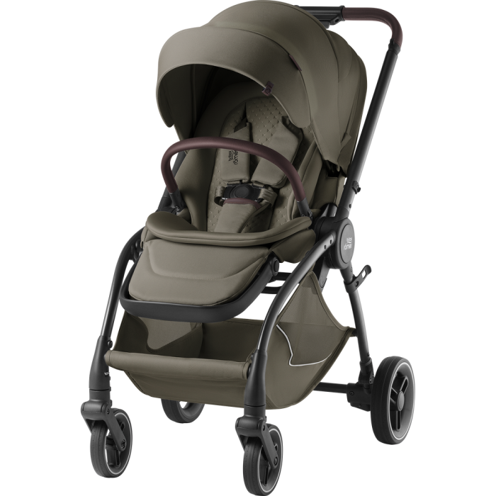 Wózek Britax Romer Rio 2w1 w kolorze Urban Olive, widok pod kątem. Prezentuje siedzisko spacerowe przodem do kierunku jazdy, z brązowymi detalami na rączce i pałąku.
