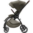 Wózek Britax Romer Rio 2w1 w kolorze Urban Olive, widok z boku. Siedzisko spacerowe jest zamontowane przodem do kierunku jazdy, z brązowymi skórzanymi detalami na pałąku i rączce.