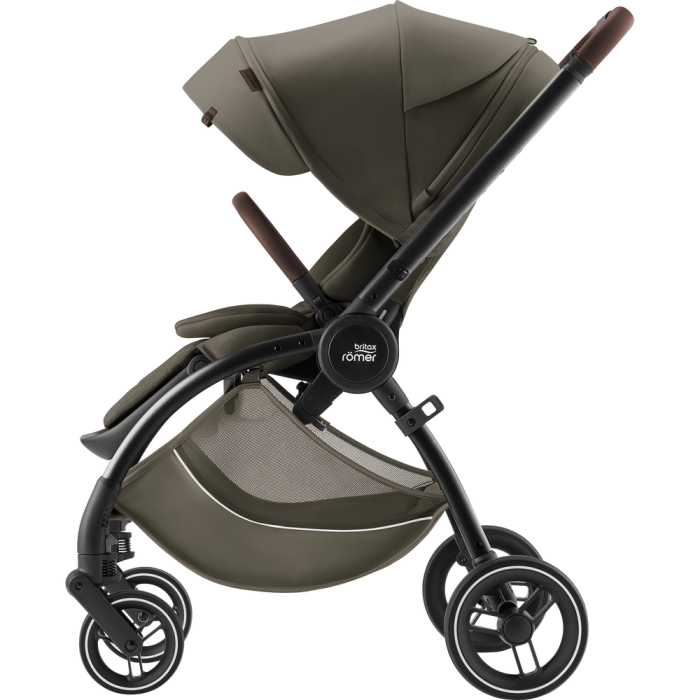 Wózek Britax Romer Rio 2w1 w kolorze Urban Olive, widok z boku. Siedzisko spacerowe jest zamontowane przodem do kierunku jazdy, z brązowymi skórzanymi detalami na pałąku i rączce.