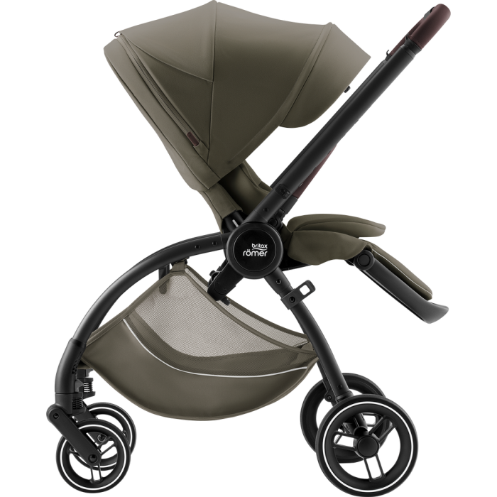 Wózek dziecięcy Britax Romer Rio 2w1 w kolorze Urban Olive, widok z boku. Siedzisko spacerowe jest zamontowane tyłem do kierunku jazdy, z pełną regulacją pochylenia.