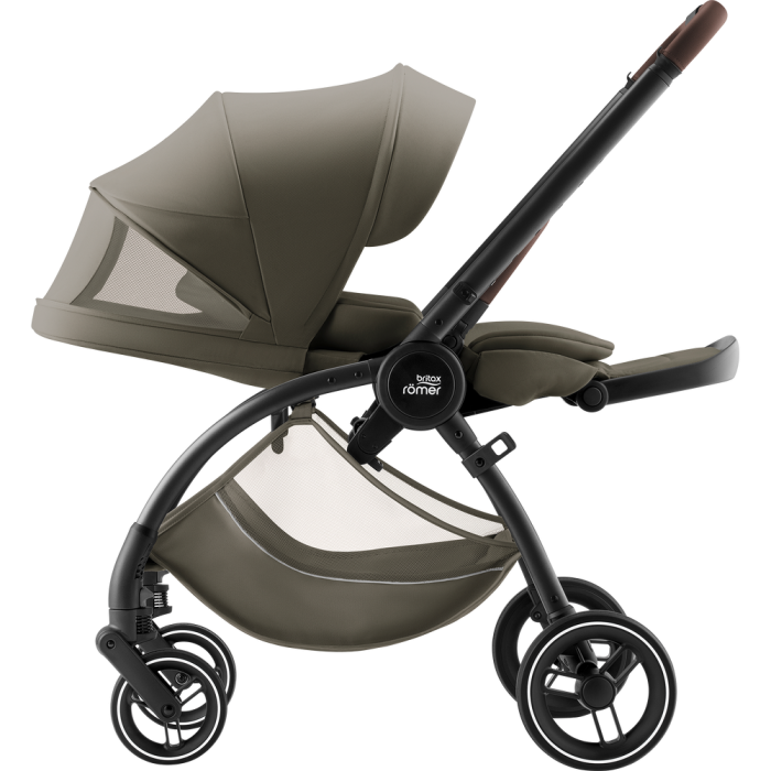 Wózek Britax Romer Rio 2w1 w kolorze Urban Olive, z siedziskiem rozłożonym na płasko (pozycja leżąca), widok z boku. Budka posiada siateczkowe okienko wentylacyjne.