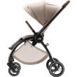 Wózek Britax Romer Rio 2w1 w kolorze Soft Taupe, widok z boku. Siedzisko spacerowe jest zamontowane przodem do kierunku jazdy, idealne dla starszych dzieci, które chcą poznawać świat. Szara rama i brązowe, skórzane detale rączki.