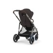 Wózek Cybex e-Gazelle w kolorze Chocolate Brown, widok pod kątem od tyłu. Siedzisko spacerowe jest zamontowane tyłem do kierunku jazdy, a strzałki ilustrują wspomaganie jazdy.