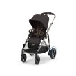 Wózek Cybex e-Gazelle w kolorze Chocolate Brown, widok pod kątem. Siedzisko spacerowe jest zamontowane przodem do kierunku jazdy. Widoczna grafika na siedzisku.