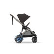 Wózek Cybex e-Gazelle w kolorze Chocolate Brown, widok z boku. Siedzisko spacerowe jest zamontowane tyłem do kierunku jazdy, z widocznym podnóżkiem i brązową rączką.