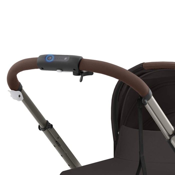 Detal rączki wózka Cybex e-Gazelle w kolorze Chocolate Brown. Widoczny panel sterowania z przyciskiem zasilania i wskaźnikami ładowania, z brązowym, skórzanym wykończeniem.