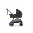 Wózek Cybex e-Gazelle z gondolą w kolorze Chocolate Brown, widok z boku. Strzałki ilustrują funkcję elektrycznego wspomagania jazdy.