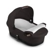 Otwarta gondola wózka Cybex e-Gazelle w kolorze Chocolate Brown, widok z góry. Widoczne białe, wyścielone wnętrze, zapewniające komfort noworodkowi.