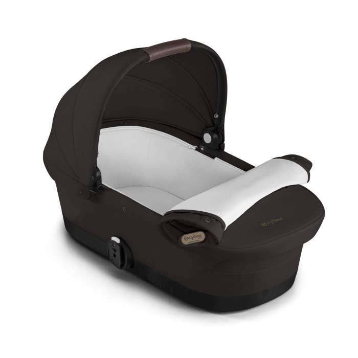 Otwarta gondola wózka Cybex e-Gazelle w kolorze Chocolate Brown, widok z góry. Widoczne białe, wyścielone wnętrze, zapewniające komfort noworodkowi.