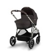 Wózek dziecięcy Cybex e-Gazelle z gondolą w kolorze Chocolate Brown. Prezentuje pełny zestaw 2w1, z dużym, pojemnym koszem na zakupy u dołu wózka.