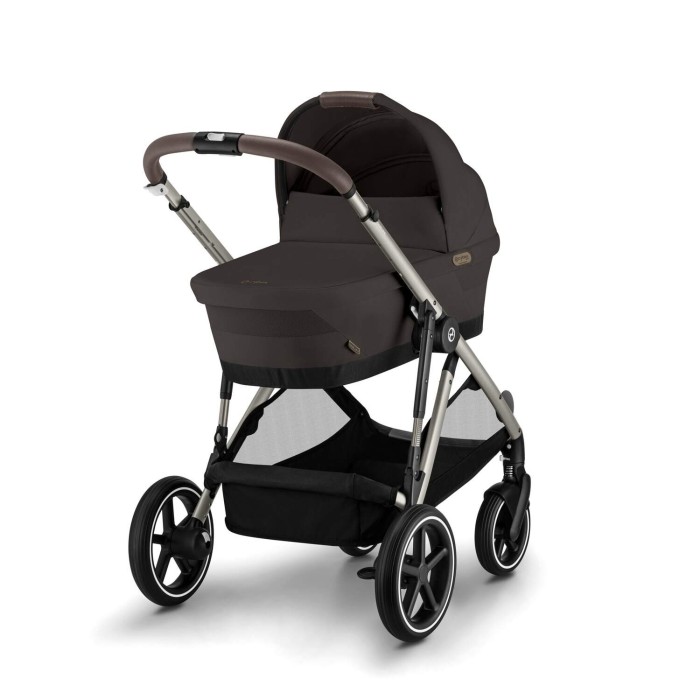 Wózek dziecięcy Cybex e-Gazelle z gondolą w kolorze Chocolate Brown. Prezentuje pełny zestaw 2w1, z dużym, pojemnym koszem na zakupy u dołu wózka.