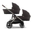 Wózek Cybex e-Gazelle w konfiguracji bliźniaczej 2w1, z dwiema gondolami i dwoma siedziskami obok. Wózek jest w kolorze Chocolate Brown.