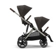 Wózek Cybex Gazelle S w konfiguracji dla dwójki dzieci (duo), widok z boku. Prezentuje dwa siedziska spacerowe w kolorze Chocolate Brown zamontowane na jednym stelażu, jedno za drugim.