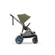 Wózek Cybex e-Gazelle z siedziskiem spacerowym w kolorze Moss Green, widok z boku. Widoczne niebieskie strzałki symbolizujące elektryczne wspomaganie jazdy.