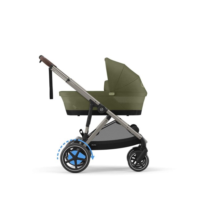 Wózek Cybex e-Gazelle z gondolą w kolorze Moss Green, widok z boku. Widoczne niebieskie strzałki symbolizujące elektryczne wspomaganie jazdy.