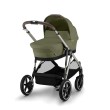 Wózek Cybex e-Gazelle z gondolą w kolorze Moss Green, widok pod kątem.