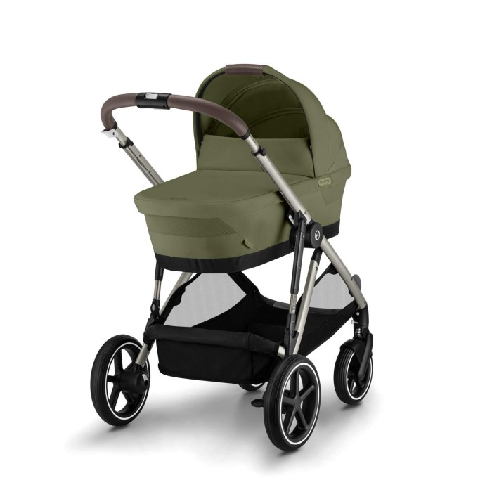 Wózek Cybex e-Gazelle z gondolą w kolorze Moss Green, widok pod kątem.