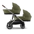 Wózek Cybex Gazelle S w konfiguracji bliźniaczej z dwiema gondolami w kolorze Moss Green. Widok z boku.