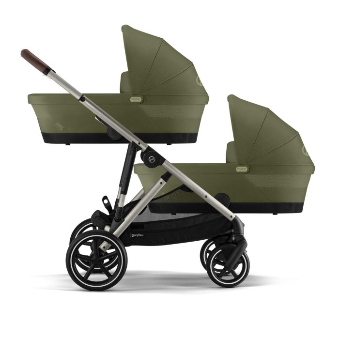 Wózek Cybex Gazelle S w konfiguracji bliźniaczej z dwiema gondolami w kolorze Moss Green. Widok z boku.