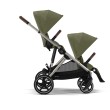 Wózek Cybex Gazelle S w konfiguracji dla rodzeństwa, z dwoma siedziskami spacerowymi w kolorze Moss Green. Widok z boku.
