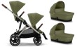 Wózek Cybex e-Gazelle w konfiguracji bliźniaczej, z dwoma siedziskami spacerowymi i dwiema gondolami obok. Wózek jest w kolorze Moss Green, z beżowym stelażem i brązowymi detalami.