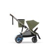 Wózek Cybex e-Gazelle z dodatkowym koszem shopper oraz siedziskiem spacerowym, widok z boku. Wózek jest w kolorze Moss Green, z widocznym elektrycznym wspomaganiem jazdy.
