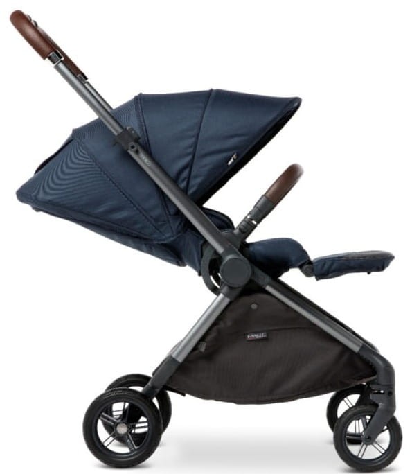 Wózek spacerowy MAST Swiss Design M6x Blueberry ustawiony bokiem z siedziskiem przodem w pozycji leżacej