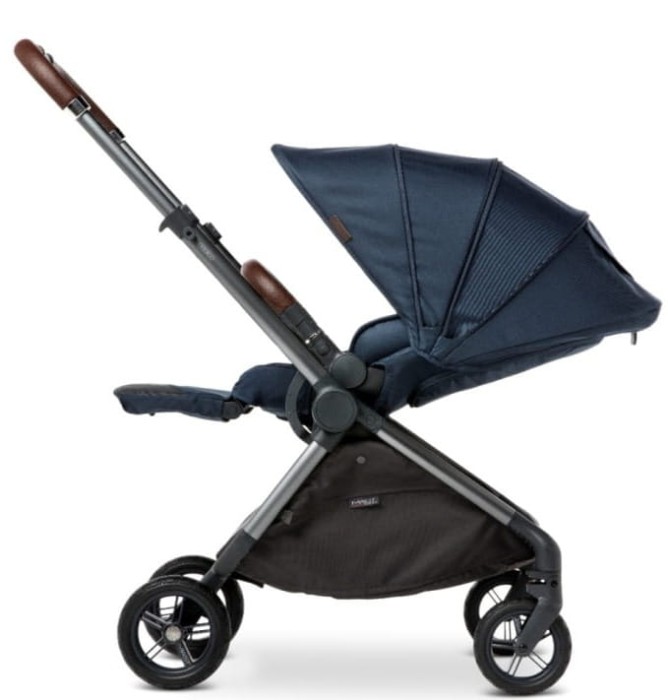 Wózek spacerowy MAST Swiss Design M6x Blueberry ustawiony bokiem z siedziskiem tyłem w pozycji leżącej