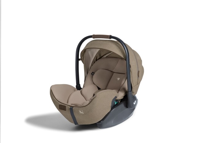 Fotelik samochodowy Joie i-Level Pro w kolorze sandstone, widziany z boku pod kątem. Fotelik jest w pozycji siedzącej, z uniesioną rączką i rozłożonym daszkiem.