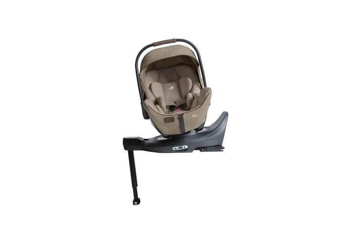 Fotelik samochodowy Joie i-Level Pro w kolorze sandstone, obrócony o 90 stopni na bazie i-Base Encore. Zdjęcie przedstawia fotelik gotowy do włożenia lub wyjęcia dziecka, z rozłożoną nogą stabilizującą.