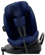 Granatowy fotelik samochodowy Avionaut Stardust Airflow, widok z boku, z pasami i zagłówkiem w pozycji do jazdy przodem