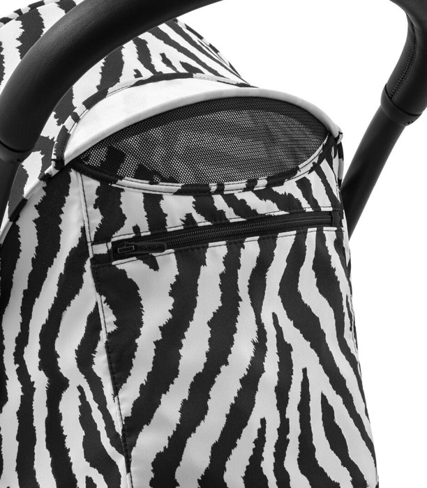 Widok na budkę wózka Stokke Yoyo 3 w z tapicerką we wzorze zebra