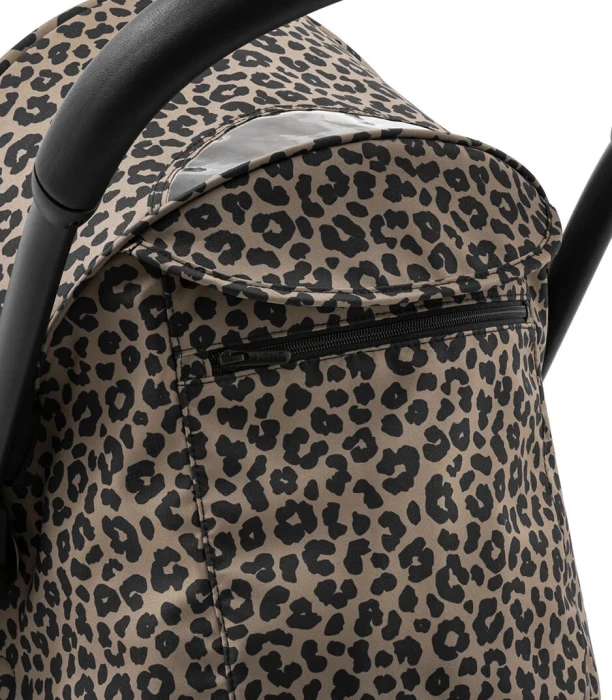 Widok na budkę wózka Stokke Yoyo 3 w z tapicerką we wzorze leopard