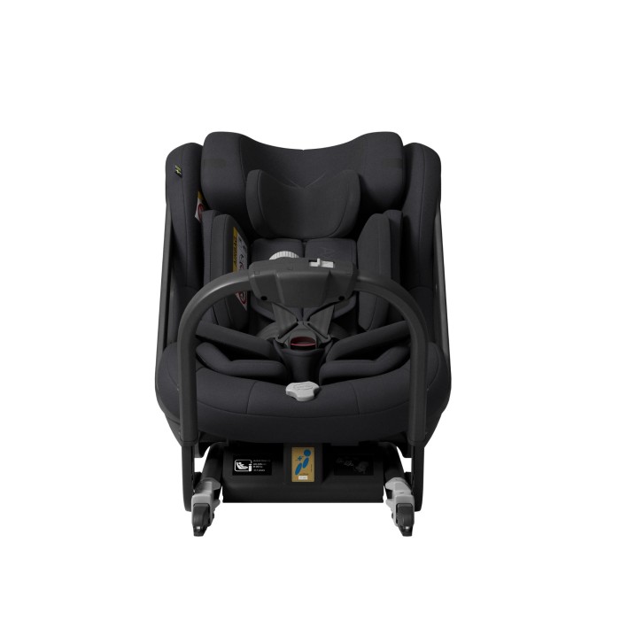 Czarny fotelik Axkid ONE+ 3 w widoku z przodu. Kompaktowy design idealnie sprawdzi się w większości samochodów.