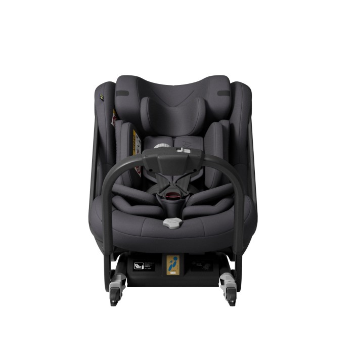 Ciemnoszary fotelik Axkid ONE+ 3 w widoku z przodu. Centralny punkt widzenia pozwala dostrzec detale materiału oraz system regulacji.