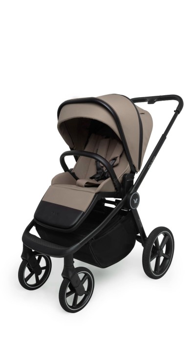 Nowoczesny wózek Muuvo FIVE Mokka w wersji spacerowej. Regulowane siedzisko w beżowo-brązowym kolorze, zamontowane przodem do kierunku jazdy. Widoczna solidna barierka i bezdętkowe koła. Stylowy i funkcjonalny wózek spacerowy.