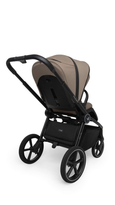 Wózek Muuvo FIVE w wersji spacerowej, ujęcie z perspektywy od tyłu. Siedzisko w kolorze Mokka na czarnej, eleganckiej ramie. Duże koła zapewniają stabilność. Wózek z łatwym dostępem do kosza na zakupy.1