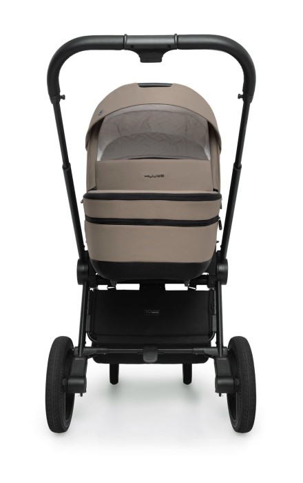 Wózek Muuvo FIVE w konfiguracji z gondolą, widok z przodu. Gondola w beżowo-brązowym kolorze Mokka, na czarnej, solidnej ramie. Idealny wózek dla noworodka, łączący styl i bezpieczeństwo. Pojemny kosz na zakupy pod gondolą.