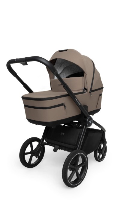 Wózek Muuvo FIVE Mokka z gondolą, ujęcie z perspektywy od przodu. Gondola w beżowo-brązowym kolorze na czarnej, solidnej ramie. Wózek głęboki Muuvo, który łączy elegancję z funkcjonalnością, idealny na każdy spacer.