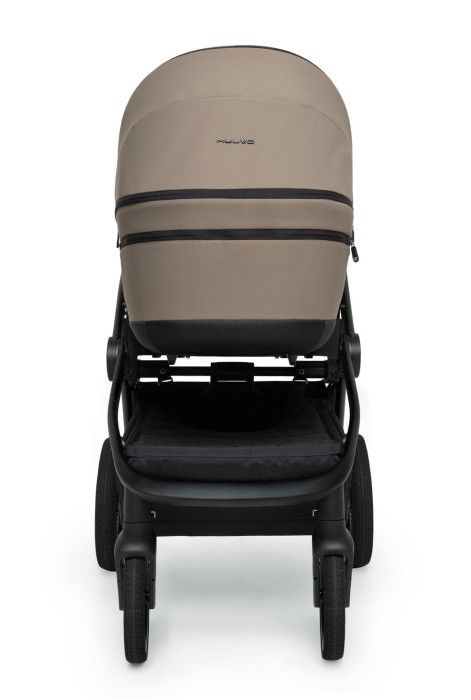 Widok od tyłu na gondolę wózka Muuvo FIVE Mokka. Gondola w beżowo-brązowym kolorze z dwoma czarnymi pasami na zamek. Praktyczny i elegancki wózek z dużym koszem na zakupy, widocznym pod gondolą.