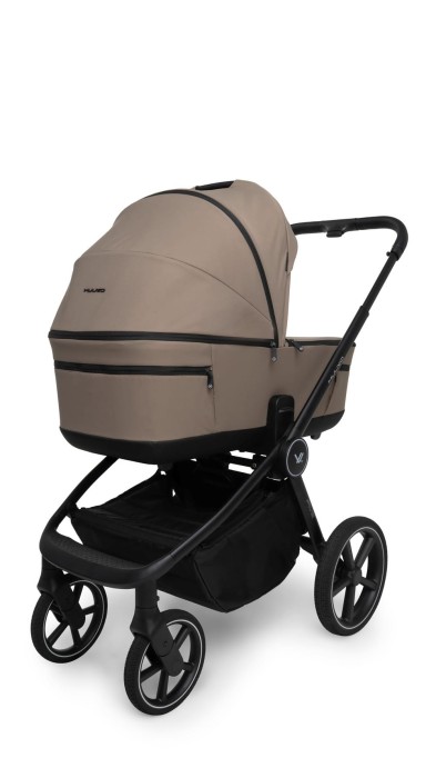 Gondola wózka Muuvo FIVE Mokka, widok z tyłu. Gondola w beżowo-brązowym odcieniu z dwoma praktycznymi kieszeniami na zamek. Solidna, czarna rama z regulowanym uchwytem gwarantuje łatwe manewrowanie.