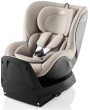 Britax Römer Dualfix M Plus Teak – fotelik samochodowy RWF/FWF 61–105 cm widok pod kątem, elegancka tapicerka beżowa Teak, solidna baza ISOFIX.