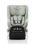 Britax Römer Dualfix Pro M Sage Green – fotelik samochodowy i-Size, ujęcie frontalne z wyraźnie widoczną uprzężą i zagłówkiem