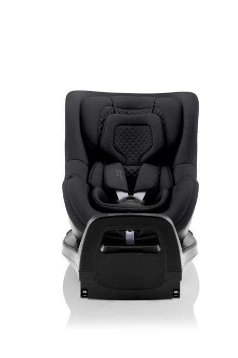 Britax Römer Dualfix Pro M Onyx Black – widok frontalny z wkładką, zagłówkiem i pasami pięciopunktowymi, podkreślającymi bezpieczeństwo i wygodę dziecka.