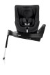 Fotelik Britax Römer Dualfix Pro M Onyx Black obrócony o 90 stopni dzięki bazie obrotowej – łatwiejsze wkładanie dziecka do samochodu, widoczna wkładka Comfort Insert.