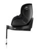 Britax Römer Dualfix Pro M Onyx Black – fotelik zamontowany przodem do kierunku jazdy z widoczną nogą stabilizującą i technologią SICT Inside dla ochrony bocznej.