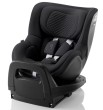 Fotelik Britax Römer Dualfix Pro M w kolorze Onyx Black, widok z boku z eleganckim pikowanym zagłówkiem i pasami bezpieczeństwa, ustawienie w pozycji tyłem do kierunku jazdy.